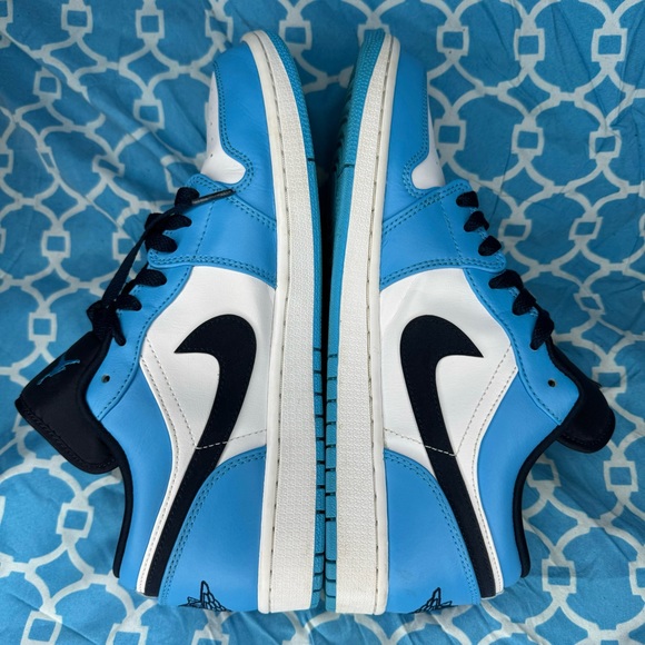 Nike Men’s size 11 Air Jordan 1 Low UNC university blue obsidian 2021 rare shoes main image 10